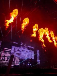 Escenario con DJ y fuego pirotécnico en el Sziget Festival 2025 de Budapest