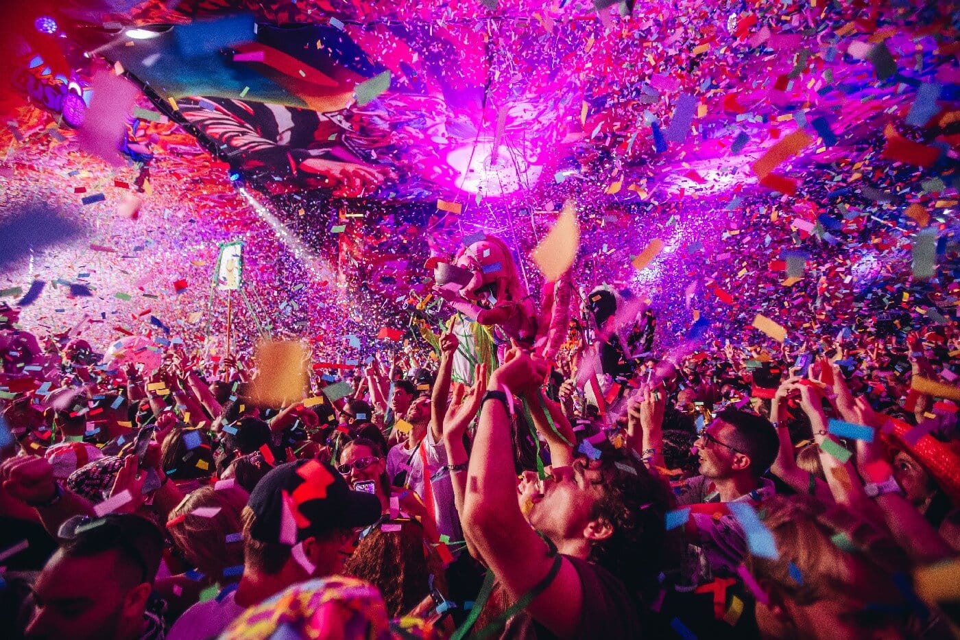 Escenario con DJ y fuego pirotécnico en el Sziget Festival 2025 de Budapest