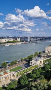 Vista panorámica de Budapest en verano desde el Castillo de Buda con el río Danubio, el Puente de Isabel y el perfil urbano de la ciudad