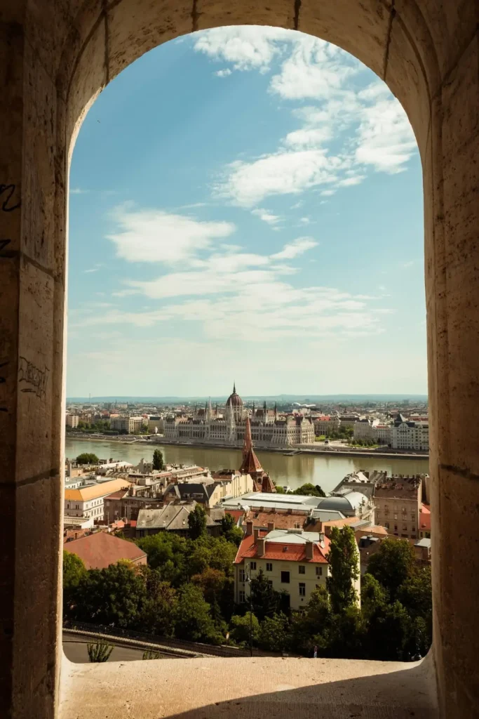 Vista del Parlamento de Hungría y el río Danubio desde el Bastión de los Pescadores
