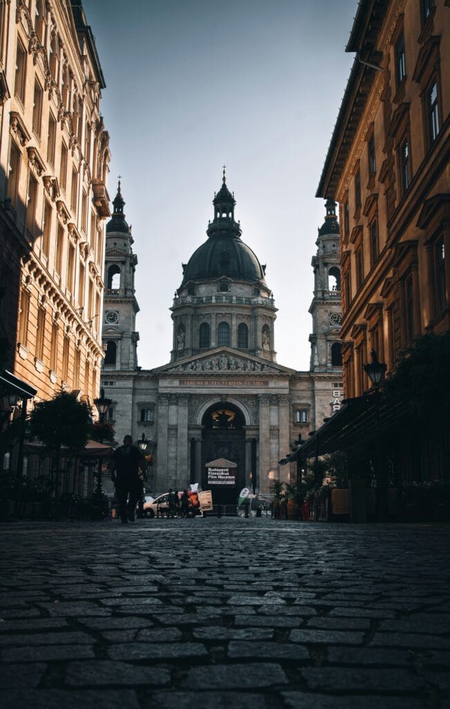 Vista de la Basílica de San Esteban en Budapest desde la calle Szent István tér con árboles y terrazas
