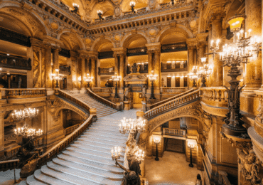 Escalera principal y decoración interior de la Ópera de Budapest