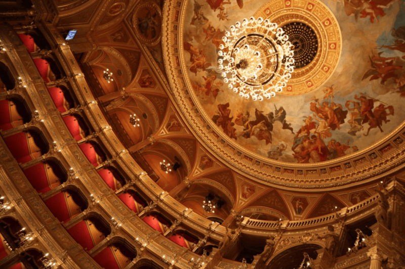 opera-budapest-techo-auditorio-lampara-frescos Techo del auditorio de la Ópera de Budapest con lámpara y frescos