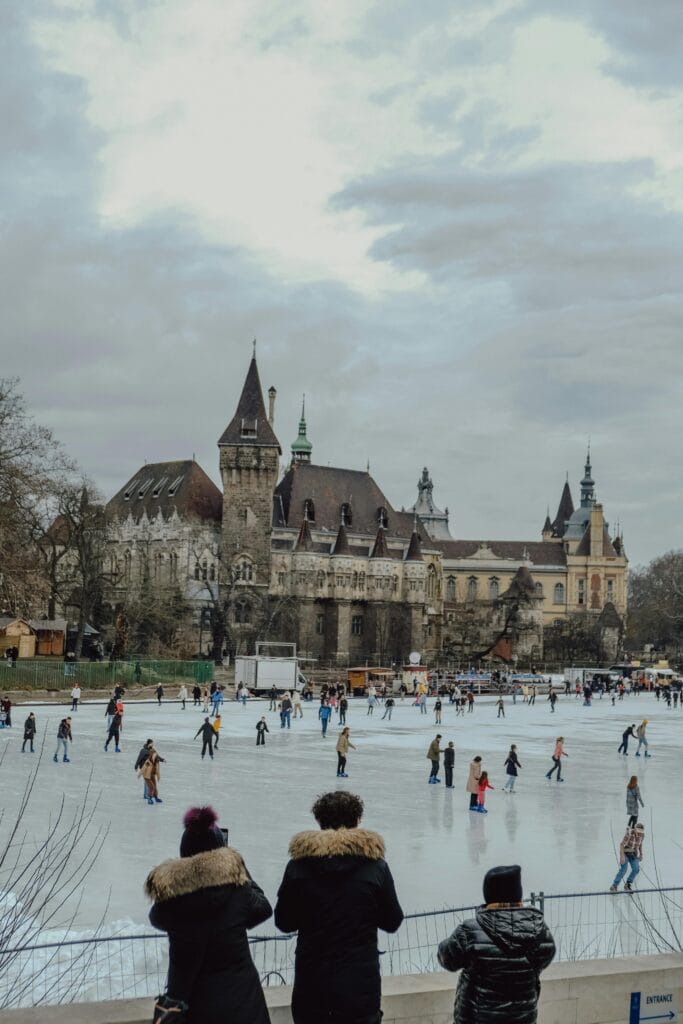 Pista de hielo del City Park en Budapest con vistas al castillo de Vajdahunyad durante el invierno.