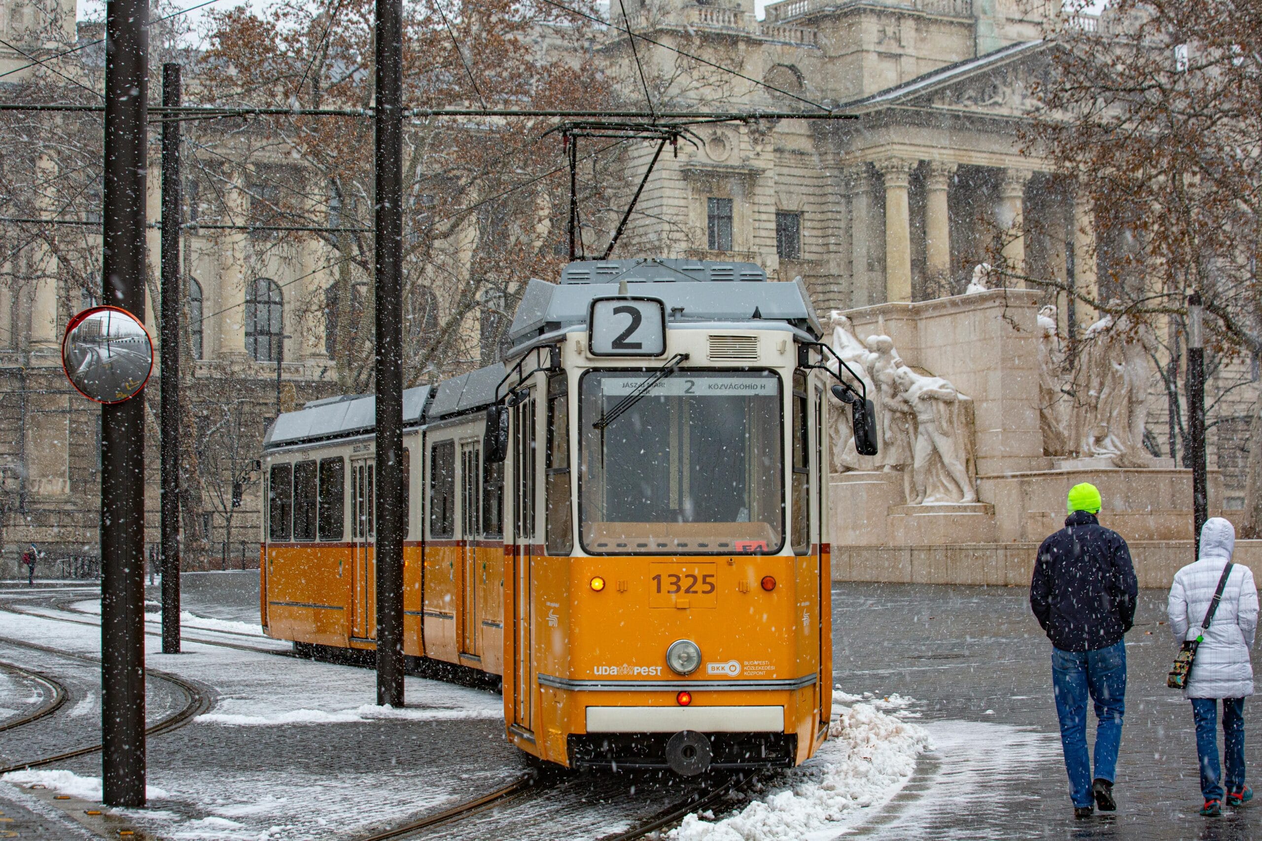 Tranvía 2 de Budapest circulando bajo la nieve en pleno invierno.