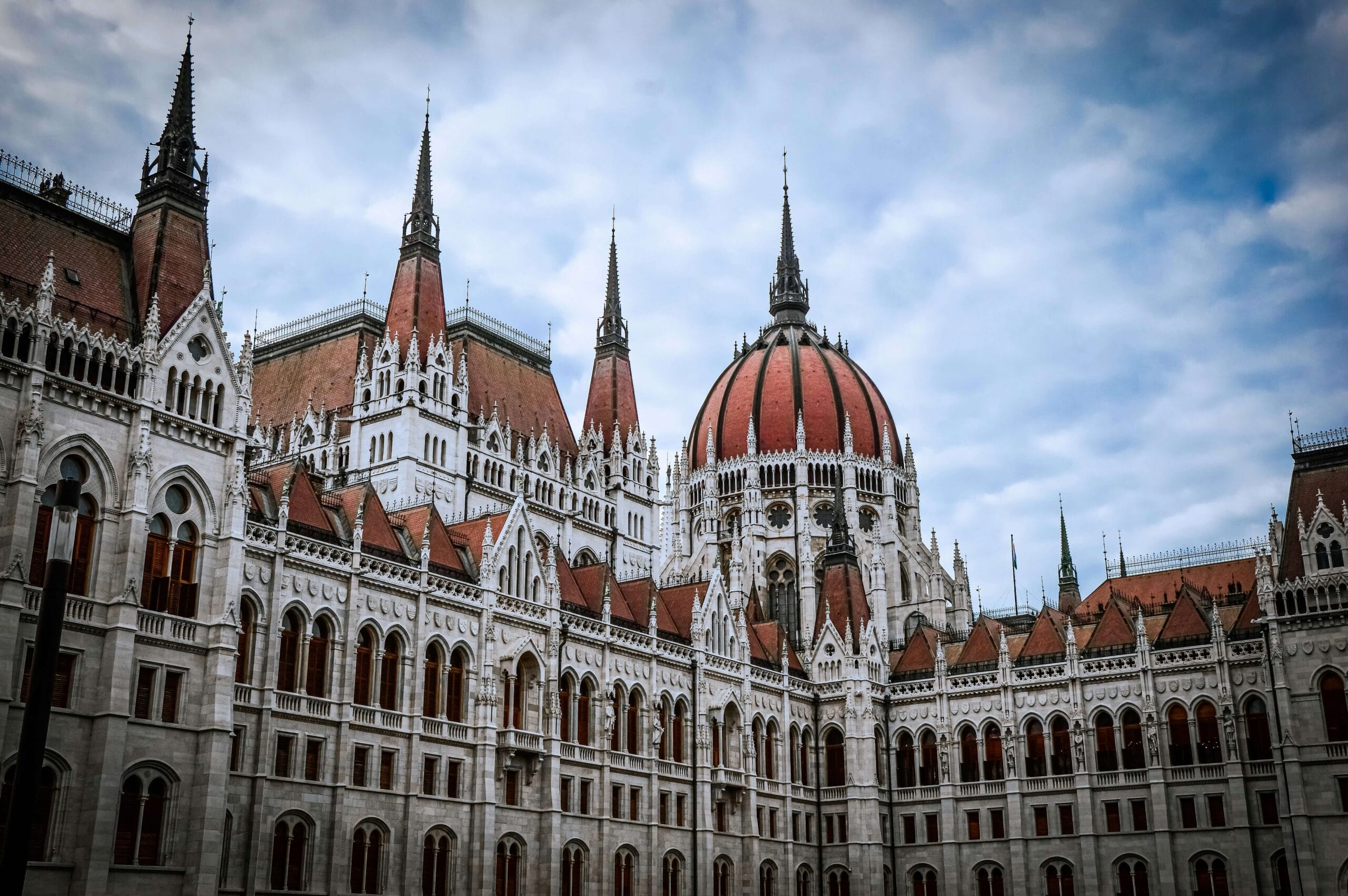 Vista exterior del edificio del Parlamento húngaro en Budapest