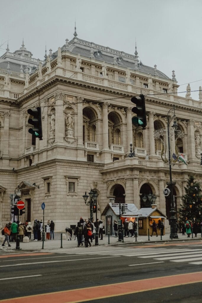 Exterior de la Ópera de Budapest en la avenida Andrássy con gente caminando