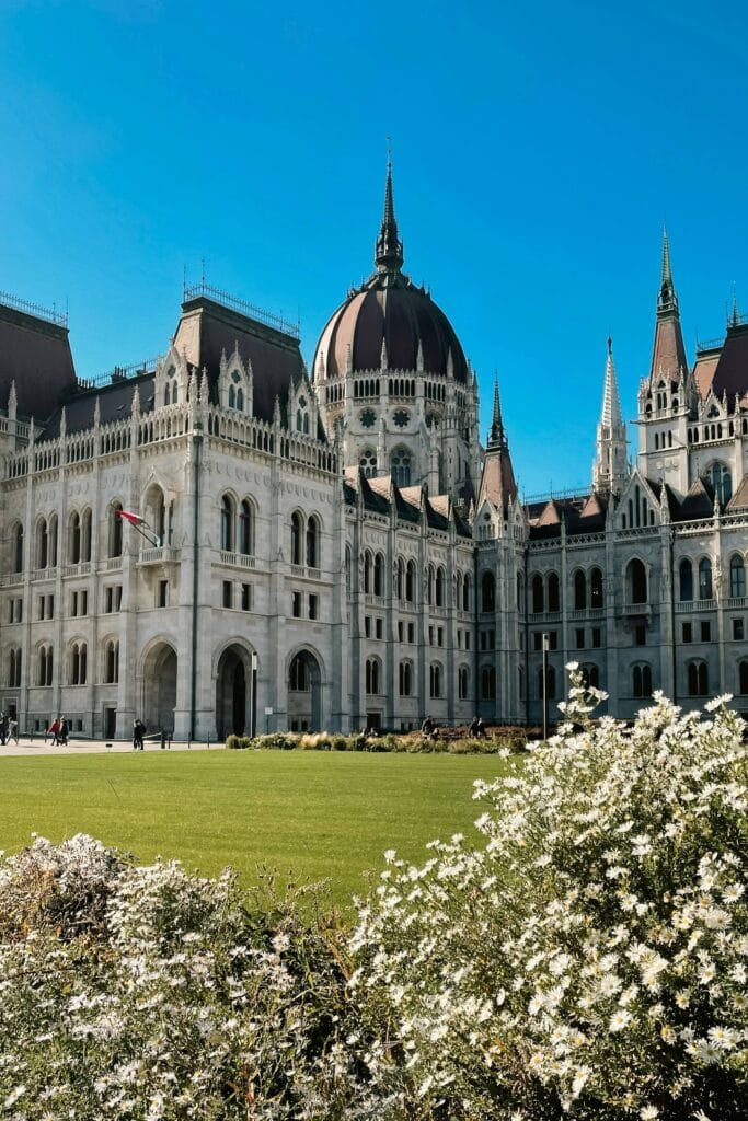 Parlamento de Budapest visto desde el jardín en un día soleado