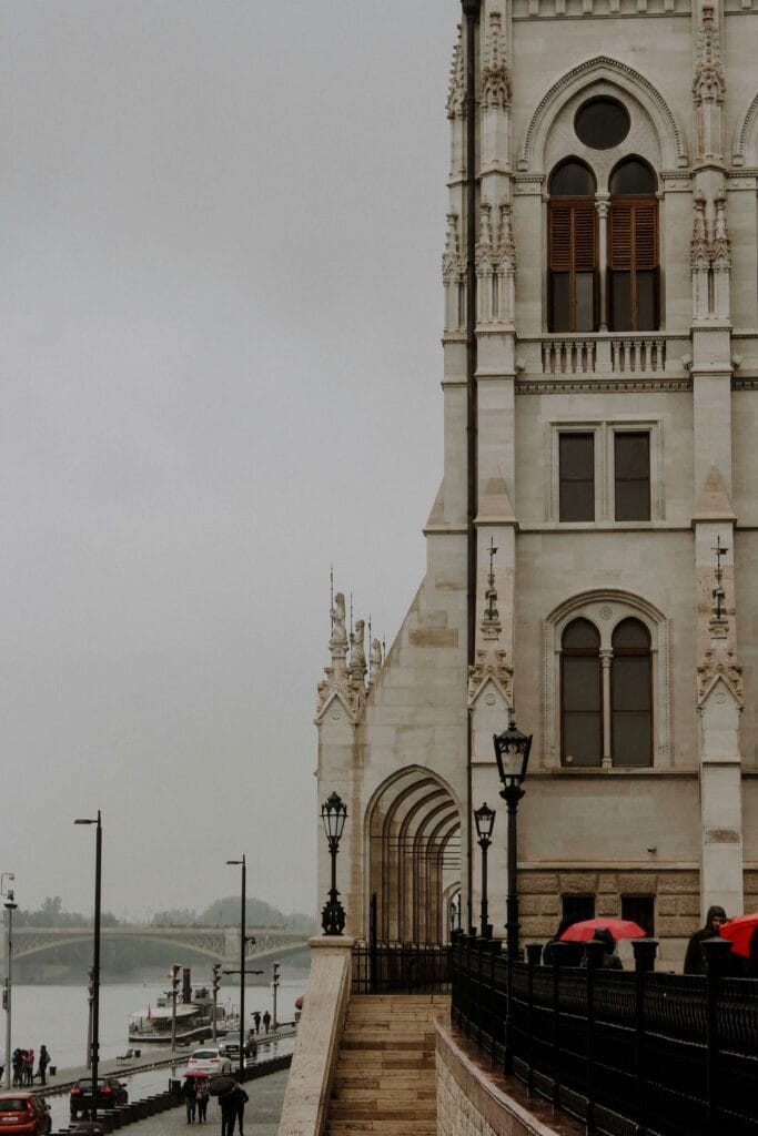 Parlamento de Budapest junto al río Danubio en un día nublado
