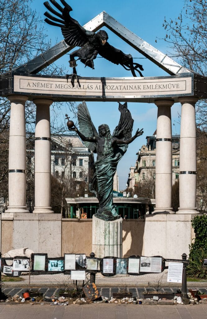 Monumento a la Ocupación Alemana en la Plaza de la Libertad en Budapest con el arcángel Gabriel y el águila imperial