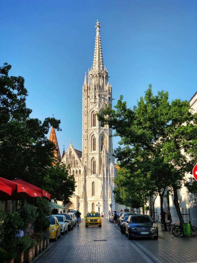 Vista de la Iglesia de Matías en Budapest desde la calle con su torre en el Castillo de Buda